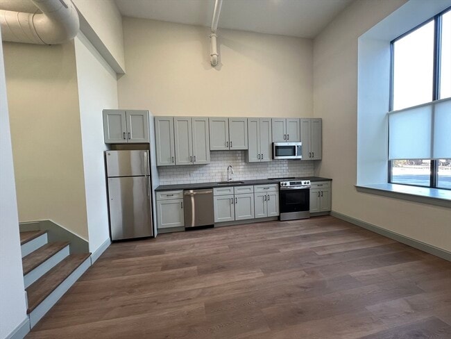 Building Photo - 160 Seabury St