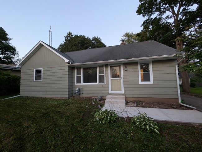Building Photo - 2016 Eastmoreland Ave