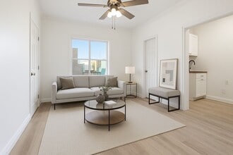 Building Photo - 724 S Mariposa Ave