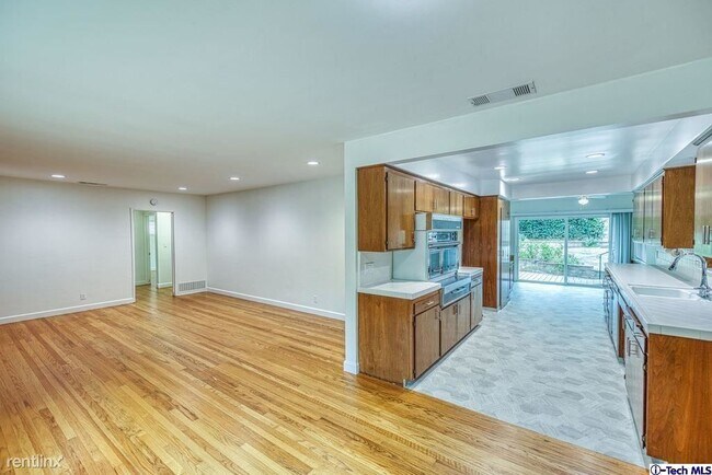 Foto del edificio - 2 br, 2.5 bath House - 627 E Altadena Dr