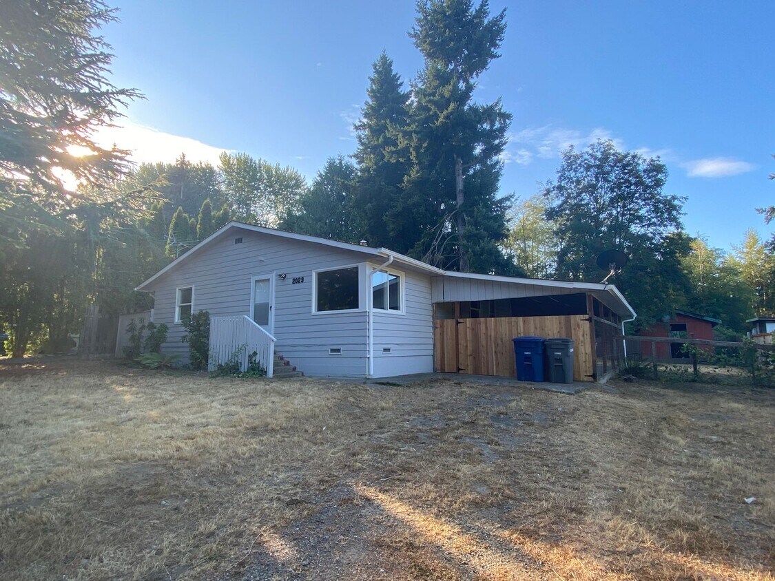 Primary Photo - Des Moines charmer with spacious yard