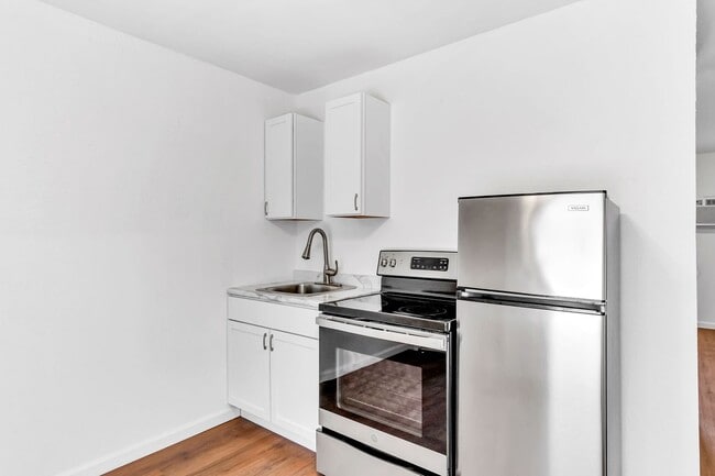 Building Photo - Newly Renovated Studio Apartment in Hollis...