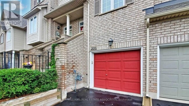 Building Photo - 2106 Glenhampton Rd