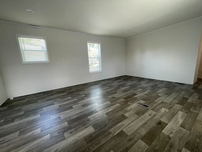 Foto del edificio - 15862 Villaire Ave