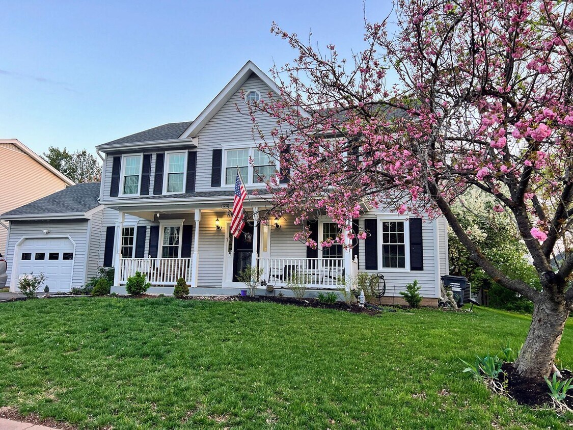 Foto principal - Gorgeous 5 Bed 3.5 Bath Single Family Home...