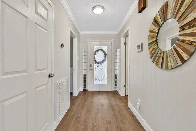 Foto del edificio - 148 S Oak Bluff St