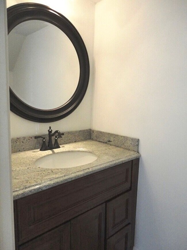 Foto del edificio - Mid-city townhome with fenced patio!