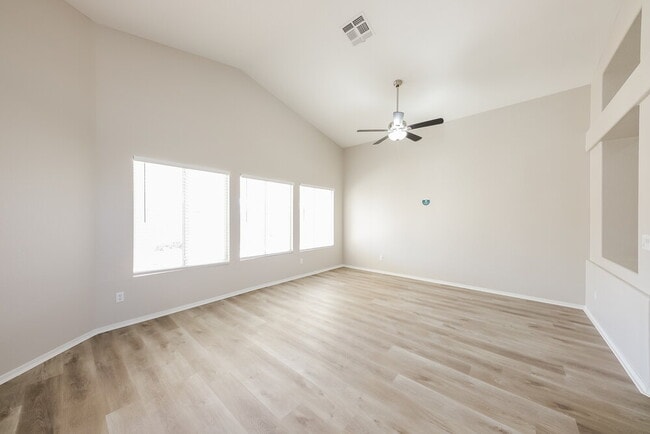 Foto del edificio - 8819 W Kings Ave