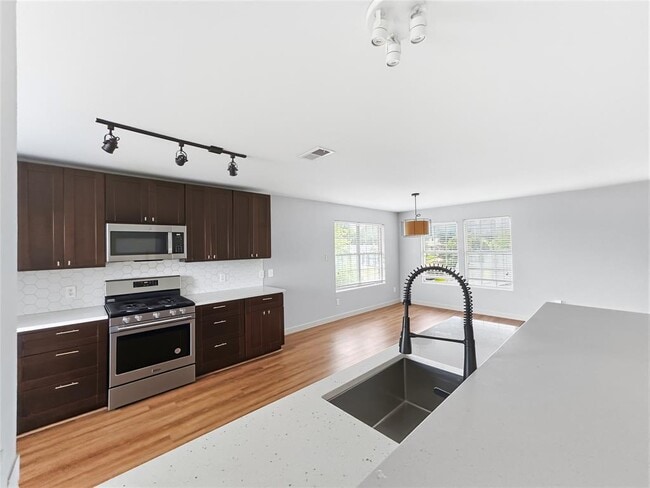 Building Photo - 5700 Glen Meadow Dr