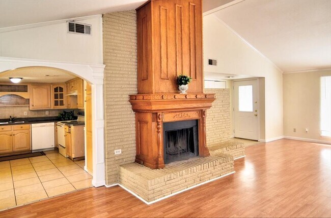 Building Photo - 1412 West Shore Dr