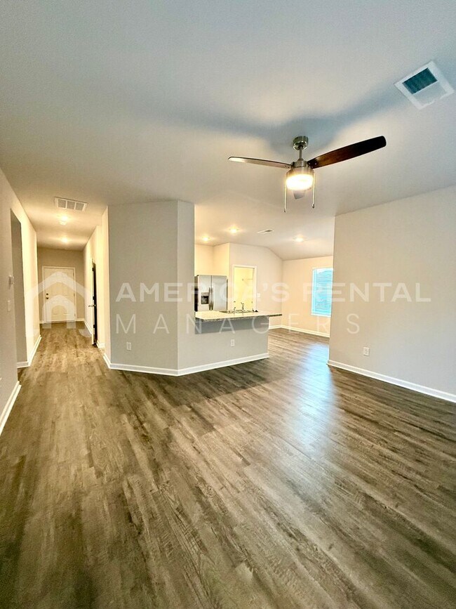 Foto del edificio - New Construction!!  Comfortable Living in ...