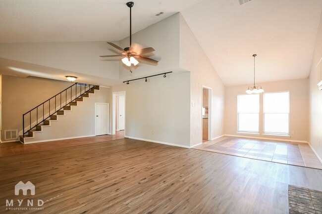 Building Photo - 605 Pyramid Dr