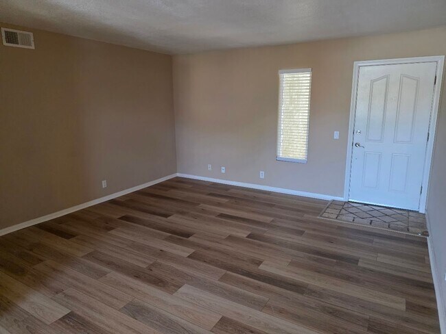 Foto del edificio - Two Bedroom Upper Unit Condo in Oceanside