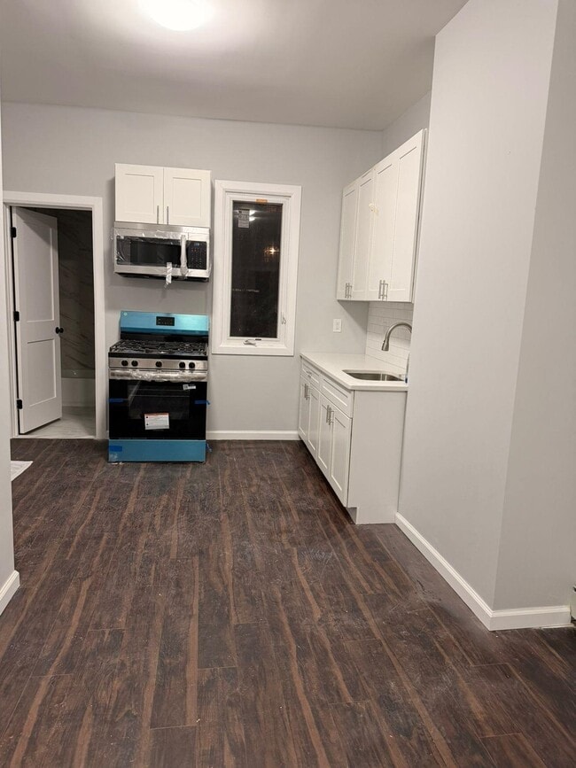 Building Photo - 906 Summit Ave