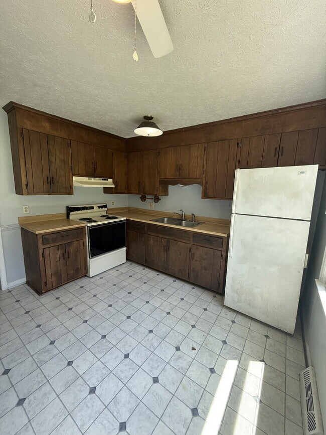 Foto del edificio - 2 Bedroom 1 Bathroom Apartment in Madison Heights with off street parking.