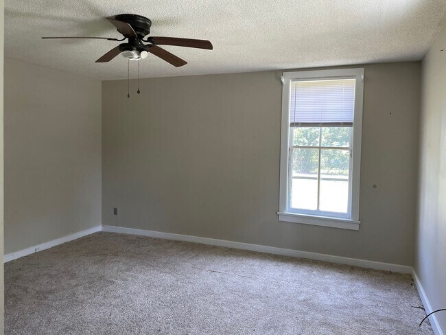 Foto del edificio - 4 BED 2 BATH TWO STORY HOME IN TROY!