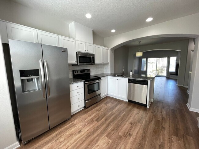 Building Photo - Stylish 2br/2.5ba Townhome with 2-car tand...