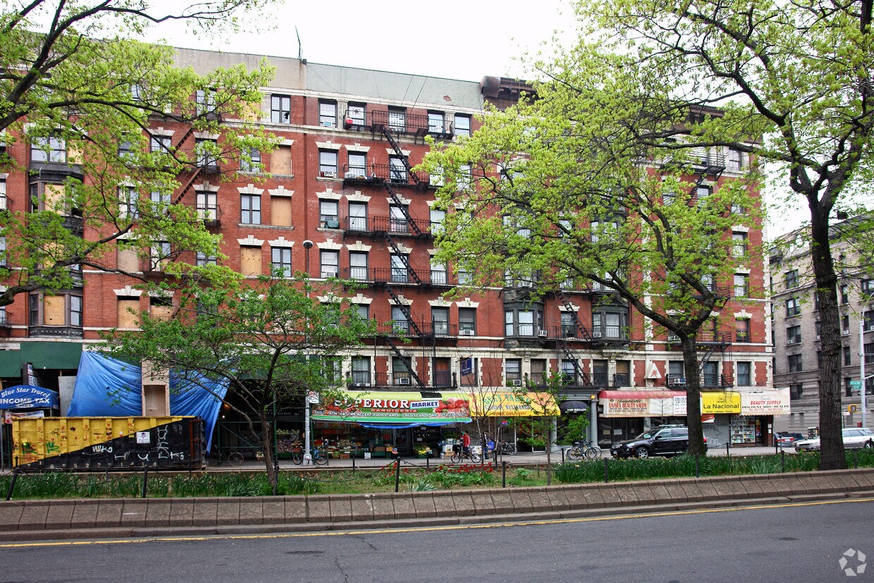 Foto del edificio - 3607-3613 Broadway