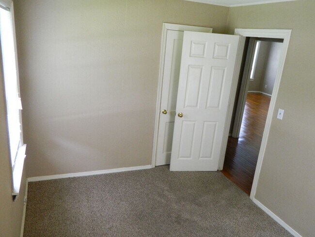 Building Photo - House Close to Campus with Large Backyard!