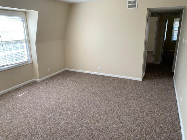 Building Photo - 904 Plaza Dr