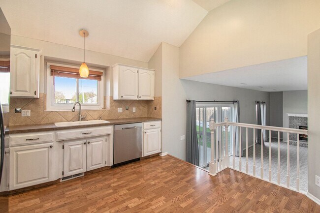 Foto del edificio - 3 bed + 3 bath Millard tri- level! Ready for move in!