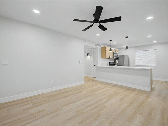 Foto del edificio - Beautiful & Spacious Home with Modern Upgrades & Community Amenities
