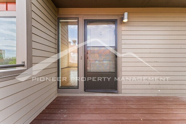 Building Photo - Charming condo with Central AC!