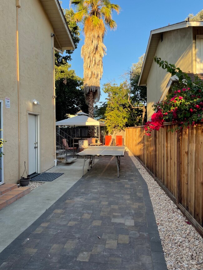 Building Photo - 1448 Lexington Dr