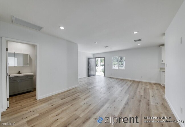 Building Photo - 3 br, 2 bath Triplex - 10140 Alexander Ave...