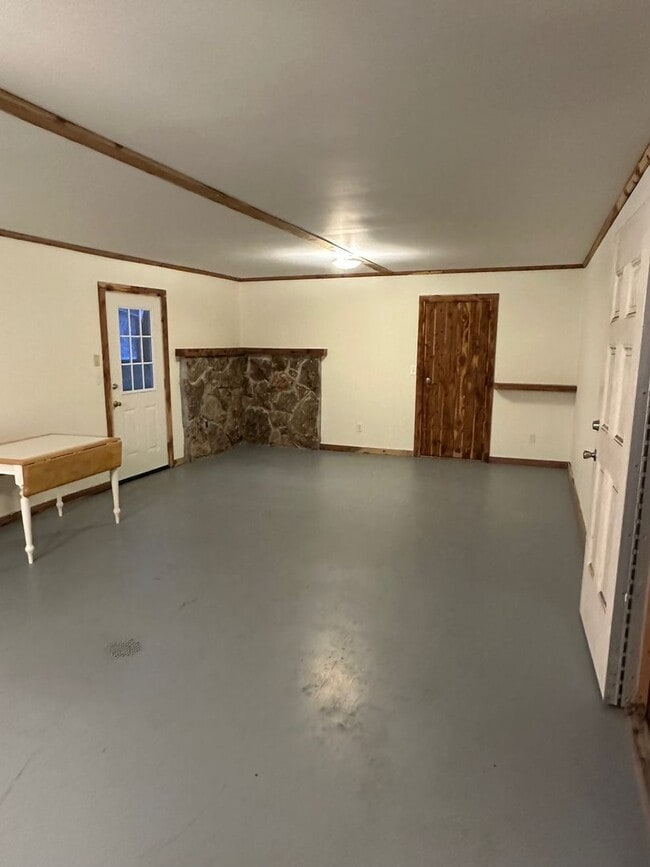 Building Photo - 1 Room efficiency apartment