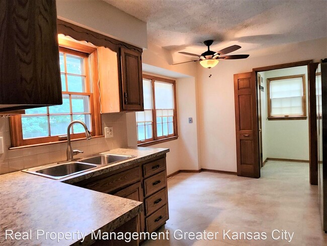 Building Photo - 4 br, 2.5 bath House - 8211 W. 97th St.