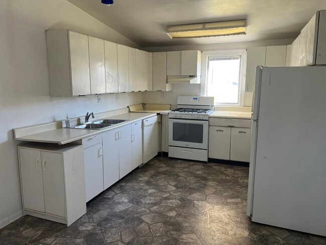 Building Photo - 211 Anne St