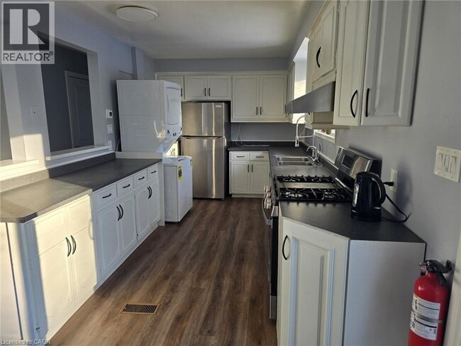 Building Photo - 593 Mt Anne Dr