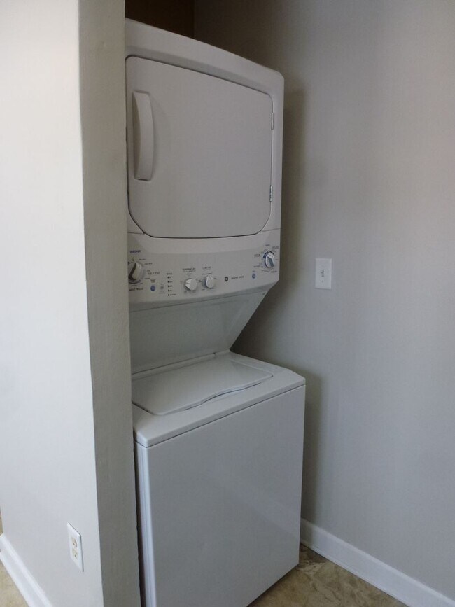 Foto del edificio - Rent Controlled Single Level Living - 3 Bedroom / 1 Bathroom Home!