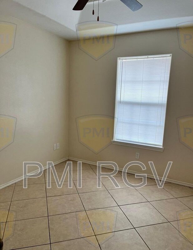 Building Photo - 315 W Albatross Ave