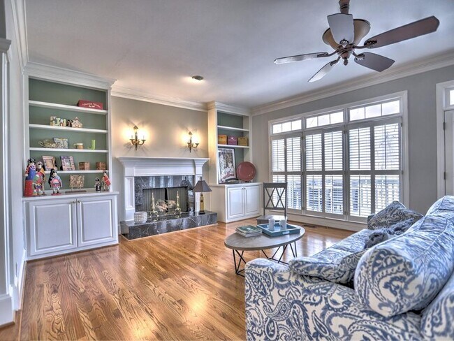 Building Photo - 4563 Fountain Dr NE