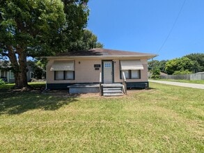 Building Photo - 1102 Dallas St