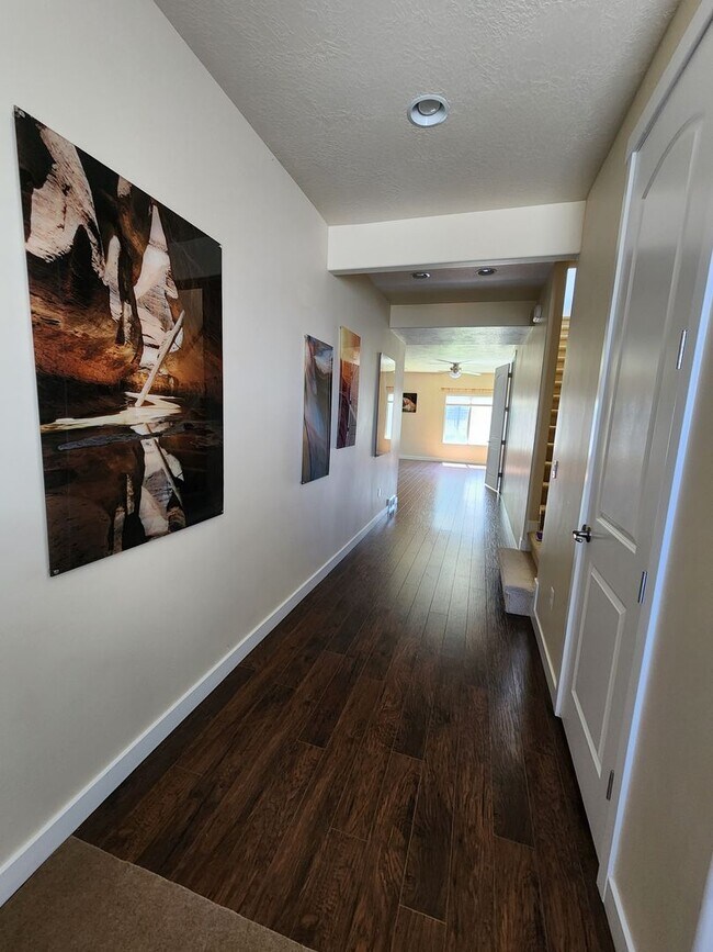 Foto del edificio - Luxury! 4 bdrm 3.5 bath HOUSE w/ Views! 2 car garage!