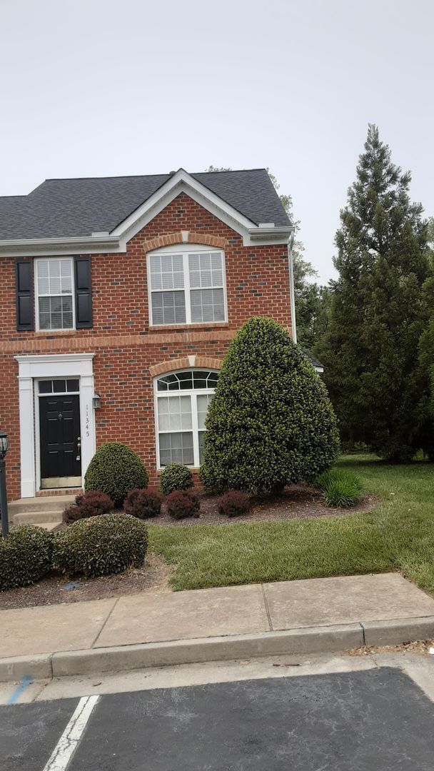 Building Photo - Beautiful three bedroom two-and-a-half bat...