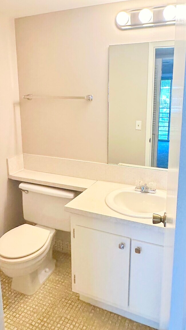 Building Photo - 236 Fanshaw F