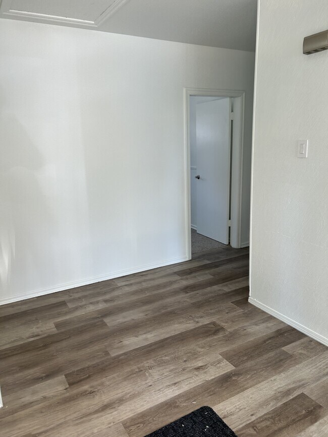 Photo du bâtiment - 11829-11847 47 St NW