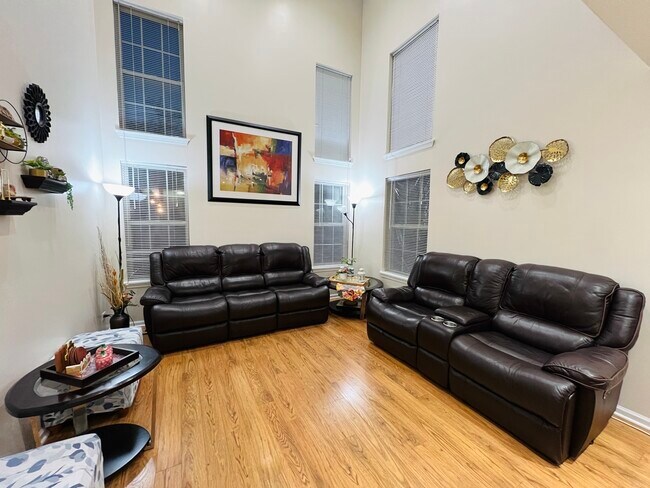 Foto del edificio - 1373 Newport St