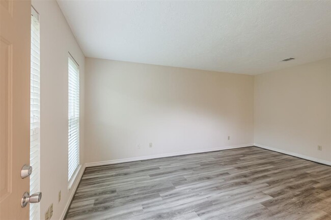 Building Photo - 3004 Beecave Dr