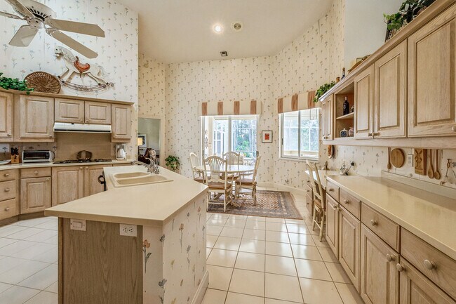 Building Photo - 3965 Woodlake Dr