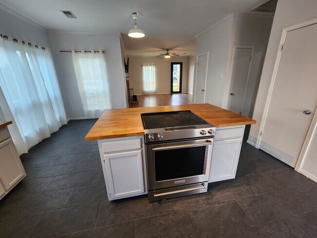Building Photo - 777 Hadley Dr