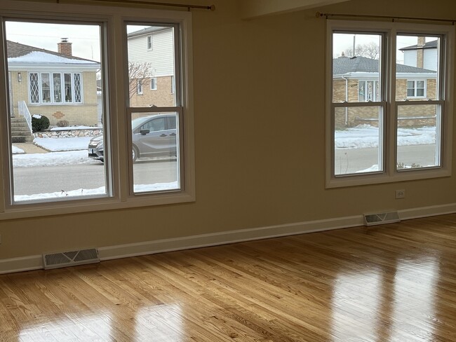 Building Photo - 3837 Emerson Dr