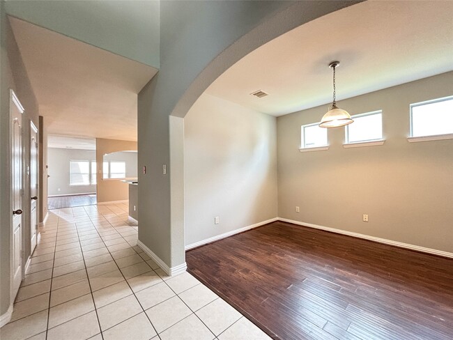 Building Photo - 1323 Maple Ace Dr