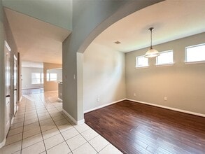Building Photo - 1323 Maple Ace Dr
