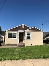 Building Photo - 1646 SE Hamilton St