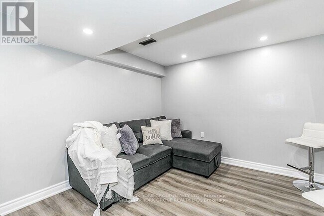 Building Photo - 94 Weir St